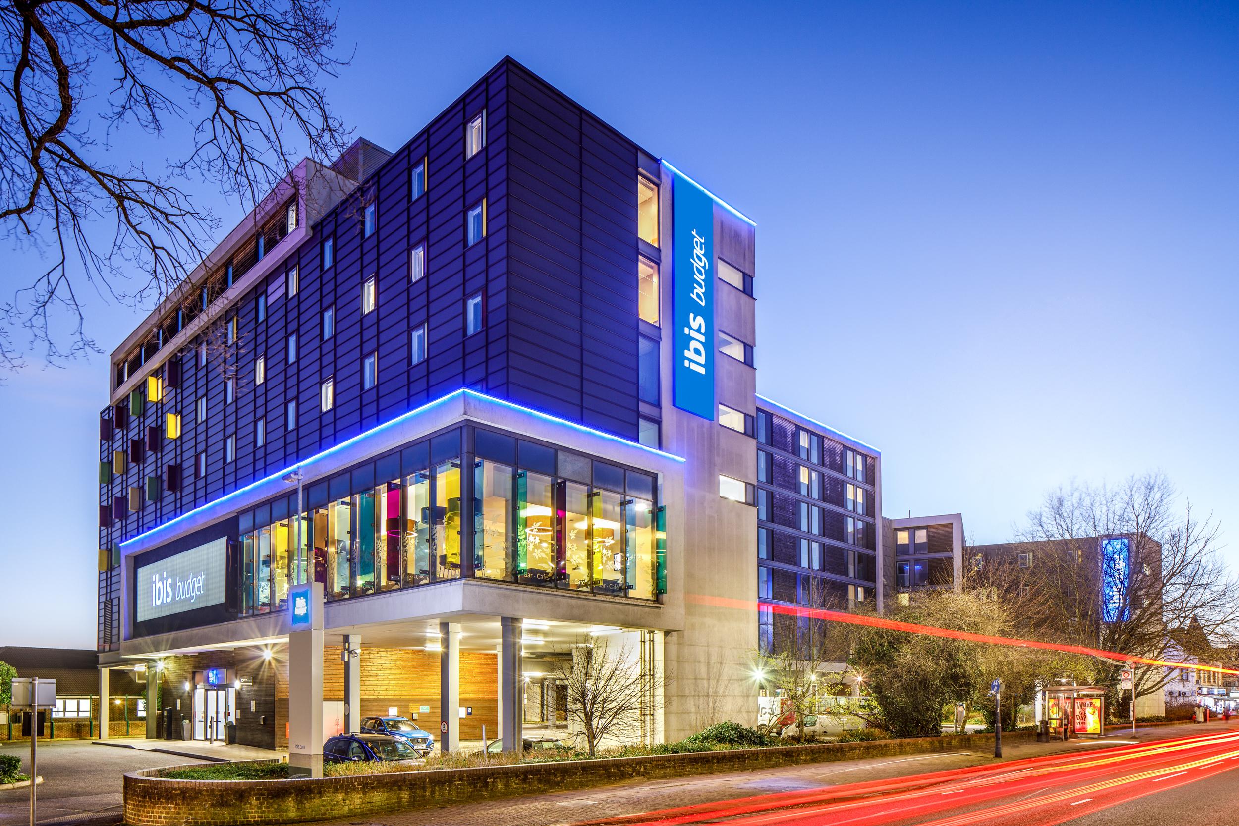 Ibis Budget London Heathrow Central Cranford Экстерьер фото