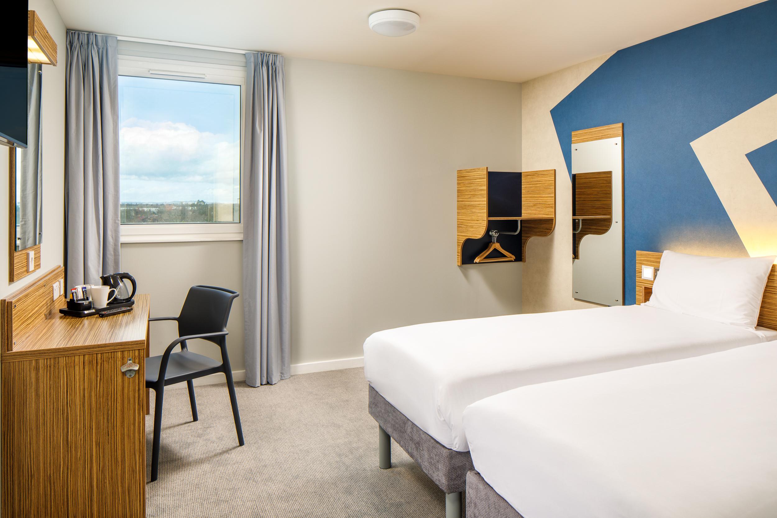 Ibis Budget London Heathrow Central Cranford Экстерьер фото