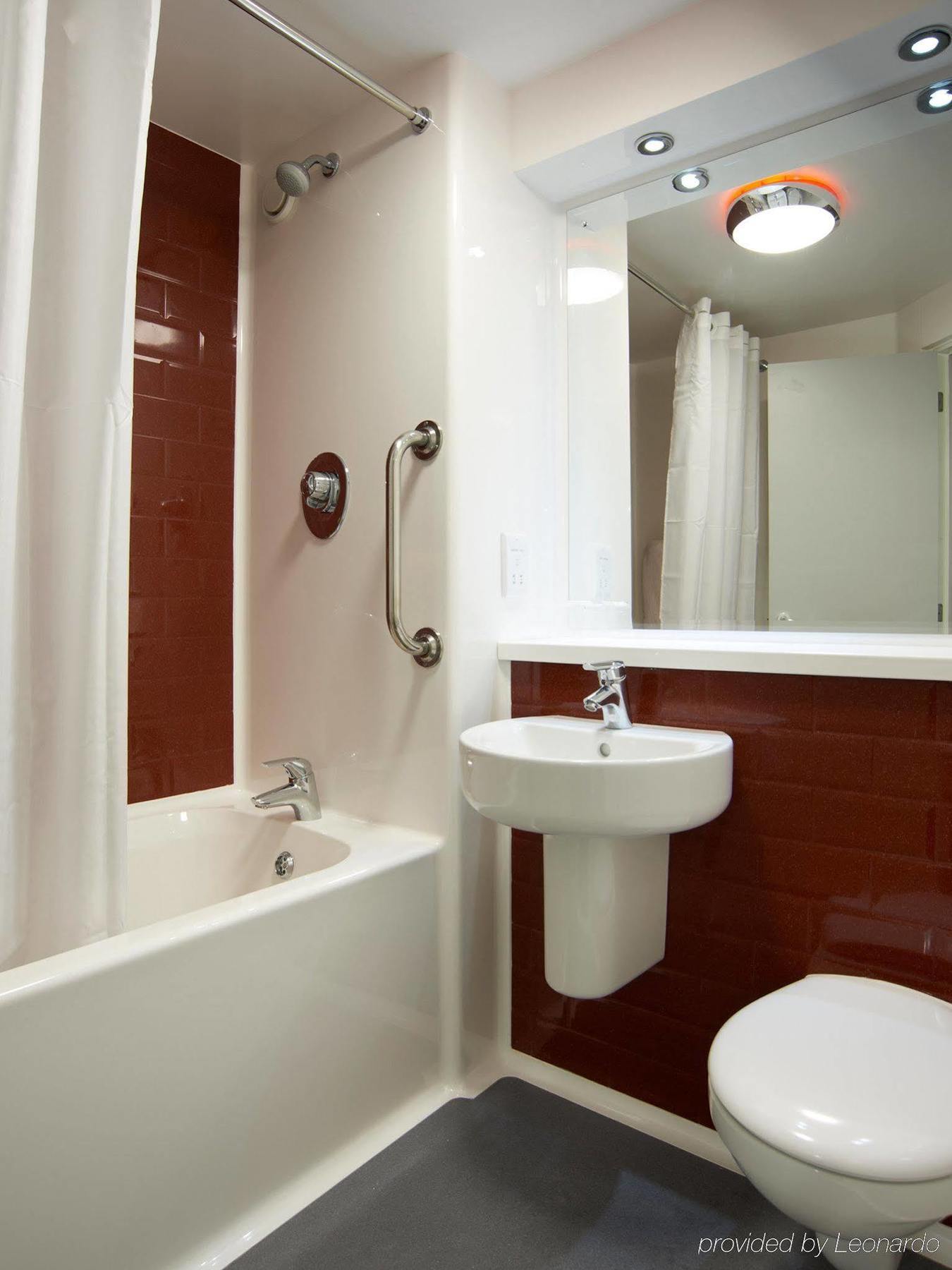 Ibis Budget London Heathrow Central Cranford Экстерьер фото